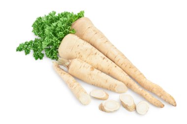 Dilimlenmiş maydanoz kökü ve beyaz arkaplanda izole edilmiş yapraklar