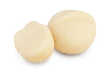 Macadamia fındıkları kırpma yolu ve tam derinlik ile beyaz arkaplanda izole edilmiş.