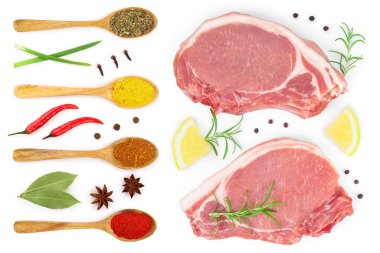 Beyaz arka planda izole edilmiş baharatlı dilimlenmiş çiğ domuz eti. Üst Manzara. Düz yatıyordu