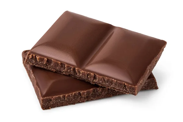 Małe kawałki ciemnej czekolady odizolowane na białym tle ze ścieżką wycinania — Zdjęcie stockowe