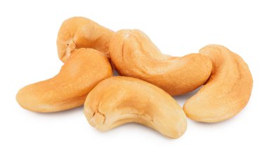 Kavrulmuş kaju fıstığı kırpma yolu ve tam derinlik ile beyaz arkaplanda izole.