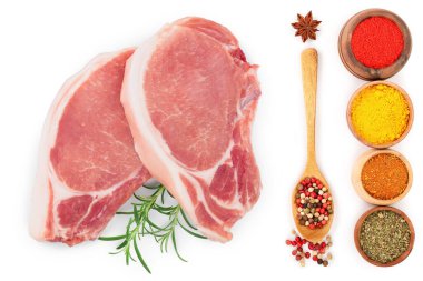 Beyaz arka planda izole edilmiş baharatlı dilimlenmiş çiğ domuz eti. Üst Manzara. Düz yatıyordu