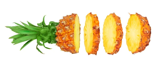 Ananas helft met plak geïsoleerd op witte achtergrond met volledige velddiepte. Bovenaanzicht. Vlakke plaat — Stockfoto