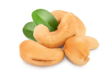 Kavrulmuş kaju fıstığı, yapraklı, beyaz arka planda izole edilmiş, kırpma yolu ve tam derinlikte..