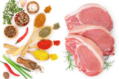 Beyaz arka planda izole edilmiş baharatlı dilimlenmiş çiğ domuz eti. Üst Manzara. Düz yatıyordu