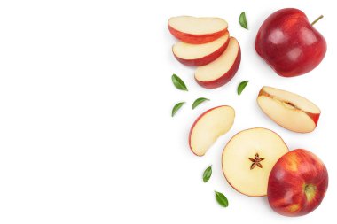 Kırmızılı elmanın yarısı beyaz arka planda, kırpma yolu ve tam derinlikte. Üst Manzara. Metnin için kopyalama alanı olan düz uzan