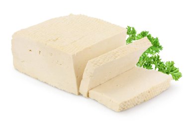 Tofu peyniri kırpma yolu ve tam derinlikteki alan ile beyaz arkaplanda izole edildi,