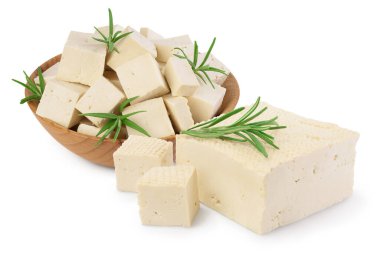 Tofu peyniri kırpma yolu ve tam derinlikteki alan ile beyaz arkaplanda izole edildi,