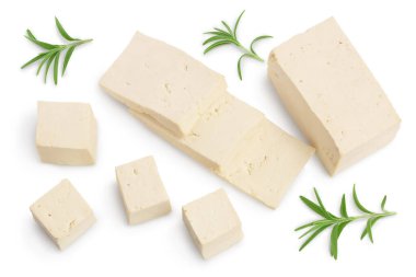 Beyaz arkaplanda soyulmuş tofu peyniri kırpma yolu ve tam alan derinliği, Üst Manzara. Düz yatıyordu