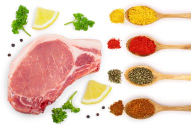 Beyaz arka planda izole edilmiş baharatlı dilimlenmiş çiğ domuz eti. Üst Manzara. Düz yatıyordu