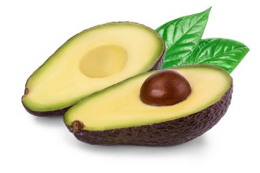 Avokado yarısı beyaz arkaplanda izole edilmiş yapraklarla yakın plan