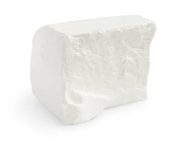 Фета-сыр изолирован на белом фоне. С траекторией стрижки и полной глубиной поля — стоковое фото