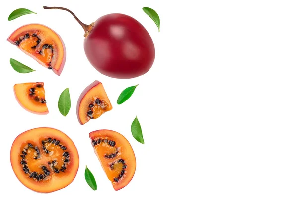 Trozos de fruta fresca de tamarillo con hojas aisladas sobre fondo blanco con espacio para copiar el texto. Vista superior. Puesta plana — Foto de Stock