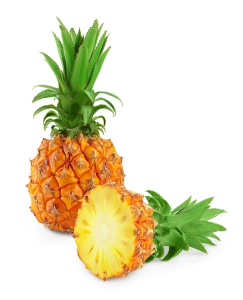 Ananas en half geïsoleerd op witte achtergrond met volledige velddiepte — Stockfoto