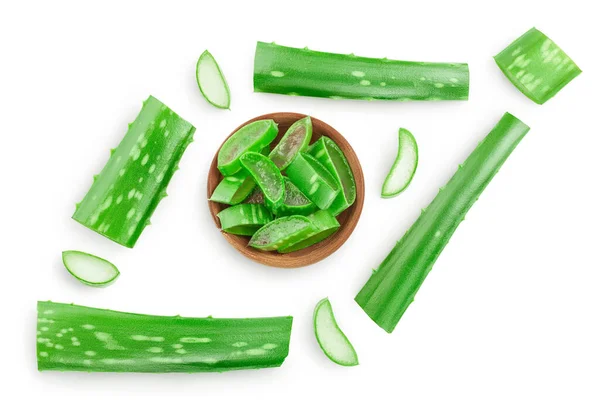 Aloe vera diiris dalam mangkuk kayu yang terisolasi di latar belakang putih dengan jalur kliping dan kedalaman medan penuh. Pemandangan bagus. Letak rata . — Stok Foto