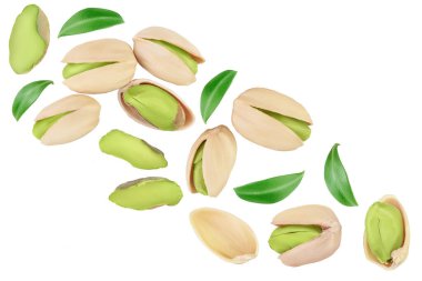 Antep fıstığı, kırpma yolu ve tam derinlikteki beyaz arka planda izole edilmiş. Üst Manzara. Düz yatıyordu