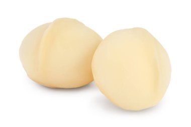 Macadamia fındıkları kırpma yolu ve tam derinlik ile beyaz arkaplanda izole edilmiş.