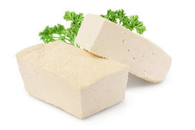 Tofu peyniri kırpma yolu ve tam derinlikteki alan ile beyaz arkaplanda izole edildi,