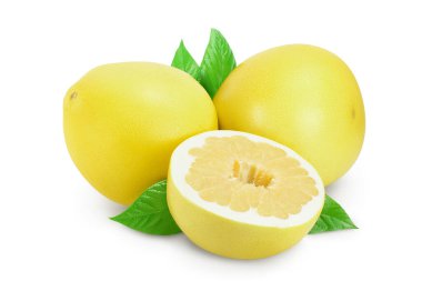 Kesme yolu ve tam derinlikte alan ile beyaz arkaplanda izole edilmiş yarım ve yaprak pomelo