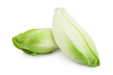 Chicory salatası kırpma yolu ve tam derinlikteki beyaz arkaplanda izole edildi.