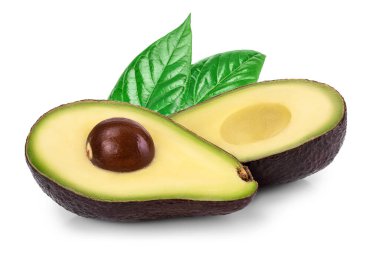 Avokado yarısı beyaz arkaplanda izole edilmiş yapraklarla yakın plan