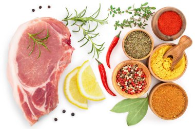 Beyaz arka planda izole edilmiş baharatlı dilimlenmiş çiğ domuz eti. Üst Manzara. Düz yatıyordu