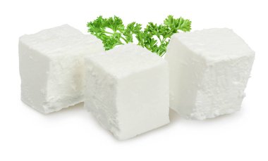 Beyaz arka planda izole edilmiş Feta peyniri. Kırpma yolu ve tam derinlikteki alanla