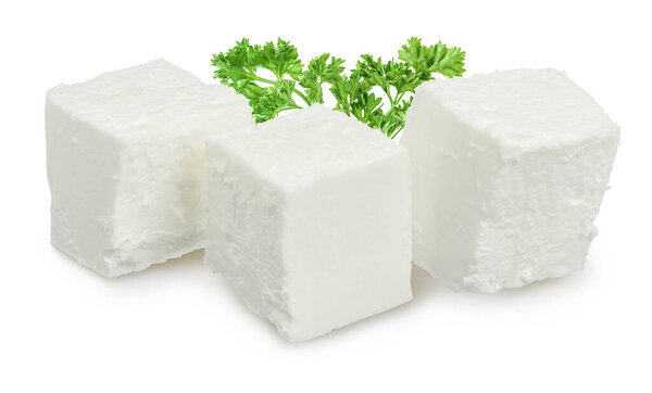 Фета-сыр изолирован на белом фоне. С траекторией стрижки и полной глубиной поля