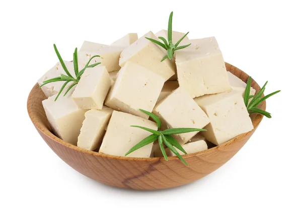 Haufen gewürfelter Tofu-Käse in Holzschüssel isoliert auf weißem Hintergrund mit Clipping-Pfad und voller Schärfentiefe, — Stockfoto