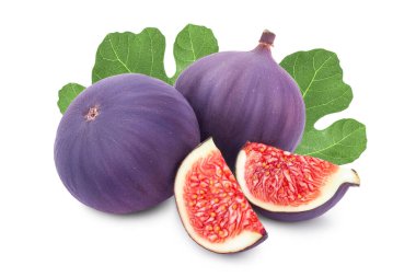 Taze incir meyvesi ve beyaz arka planda yaprakları olan dilimler.