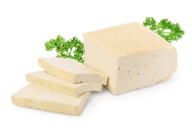 Tofu peyniri kırpma yolu ve tam derinlikteki alan ile beyaz arkaplanda izole edildi,