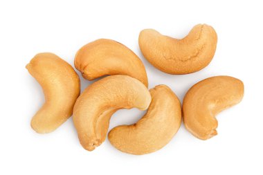 Kavrulmuş kaju fıstığı beyaz arka planda izole edilmiş kırpma yolu ve tam derinlik. Üst Manzara. Düz yatıyordu