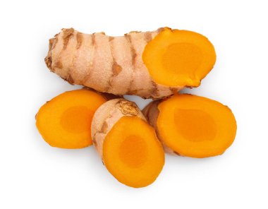 beyaz arka plan üzerinde yalıtılmış zerdeçal kök dilimleri. Üst te. Düz yatıyordu