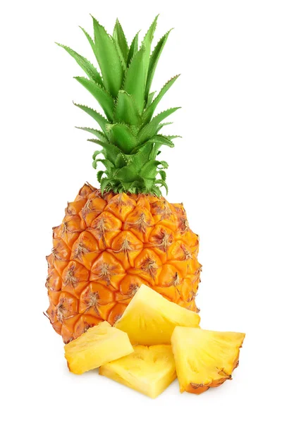 Ananas a plátky izolované na bílém pozadí s plnou hloubkou pole — Stock fotografie