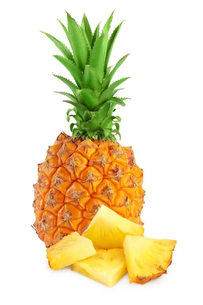 Ananas i plastry izolowane na białym tle z pełną głębią pola — Zdjęcie stockowe