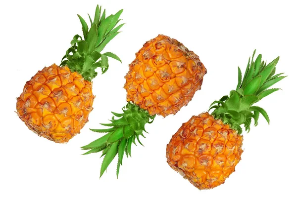 Ananas geïsoleerd op witte achtergrond met knippad en volle velddiepte. Bovenaanzicht. Vlakke plaat — Stockfoto