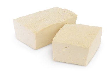 Tofu peyniri kırpma yolu ve tam derinlikteki alan ile beyaz arkaplanda izole edildi,