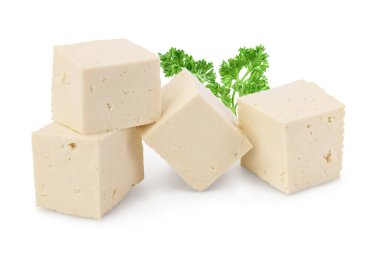 Kırpılmış tofu peyniri yığını, kırpma yolu ve tam derinlikte beyaz zemin üzerinde izole edilmiş.,