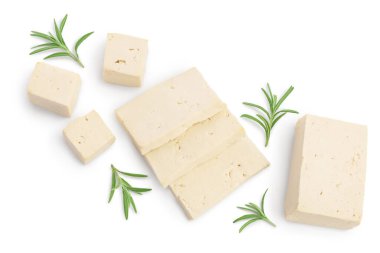 Beyaz arkaplanda soyulmuş tofu peyniri kırpma yolu ve tam alan derinliği, Üst Manzara. Düz yatıyordu