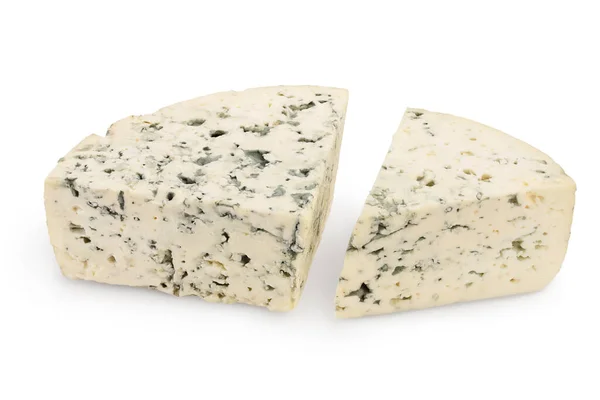 Синий сыр изолирован на белом фоне с вырезкой пути и полной глубиной резкости. — стоковое фото