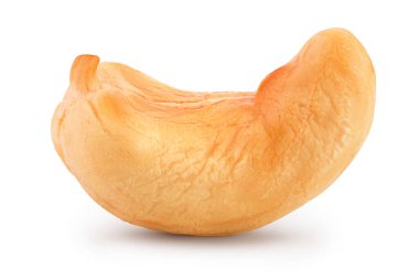 Kavrulmuş kaju fıstığı kırpma yolu ve tam derinlik ile beyaz arkaplanda izole.