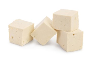 Kırpılmış tofu peyniri yığını, kırpma yolu ve tam derinlikte beyaz zemin üzerinde izole edilmiş.,