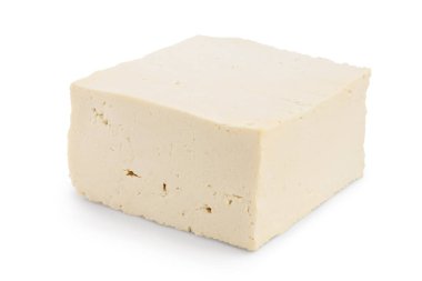 Tofu peyniri kırpma yolu ve tam derinlikteki alan ile beyaz arkaplanda izole edildi,