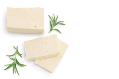 Tofu peyniri kırpma yolu ve tam alan derinliği ile beyaz arkaplanda izole edilmiş, metin için metin alanı ile üst görünüm. Düz yatıyordu