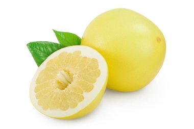 Kesme yolu ve tam derinlikte alan ile beyaz arkaplanda izole edilmiş yarım ve yaprak pomelo