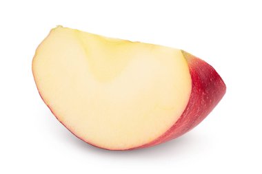 Kırmızı elma dilimi kırpma yolu ve tam derinlikteki alan ile beyaz arkaplanda izole edildi