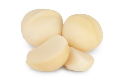 Macadamia fındıkları kırpma yolu ve tam derinlik ile beyaz arkaplanda izole edilmiş.