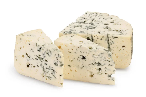 Blauwe kaas geïsoleerd op witte achtergrond met knippad en volle velddiepte. — Stockfoto