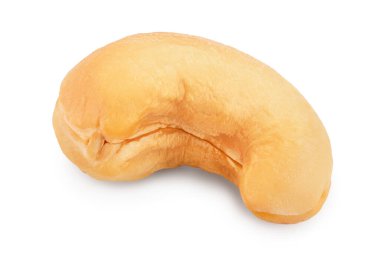 Kavrulmuş kaju fıstığı kırpma yolu ve tam derinlik ile beyaz arkaplanda izole.