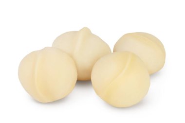 Macadamia fındıkları kırpma yolu ve tam derinlik ile beyaz arkaplanda izole edilmiş.